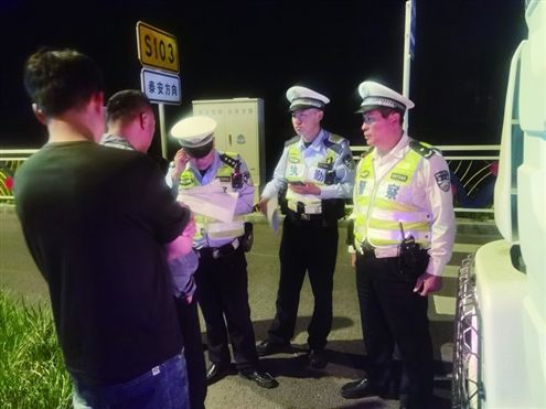 交警对无牌重型卡车闯红灯等违法行为保持高压态势,不定期开展专项整治行动 警方供图